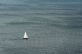 Einsames Segelboot auf der Ostsee - Vogelperspektive